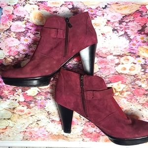 Sz 10 W Blondo burgundy heeled booties, excellent condition.   Comfortable